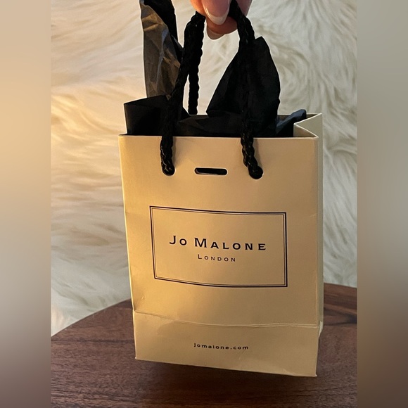 JO MALONE English Pear & Freesia Travel Size Candle Gift Set - Picture 4 of 6